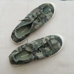 Women's camouflage shoes